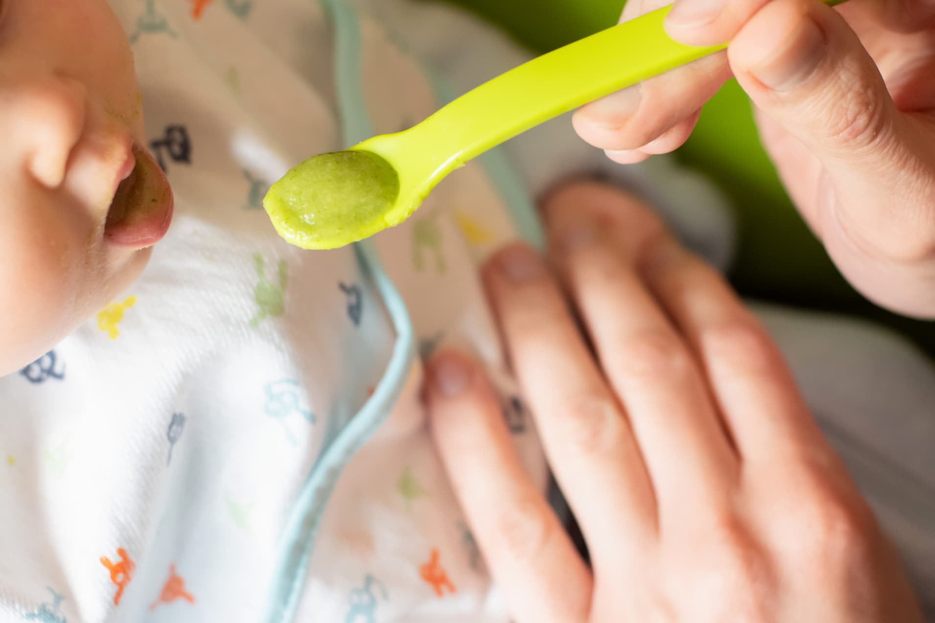 Con cosa iniziare lo svezzamento: consigli per l'introduzione degli alimenti solidi al tuo bambino