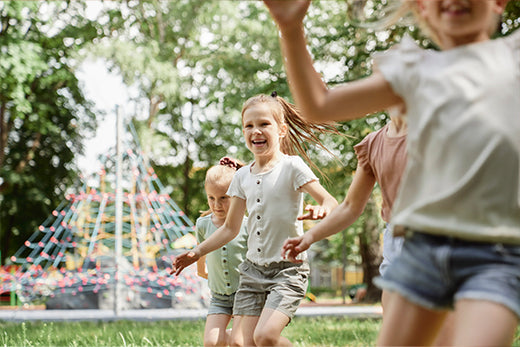 Cosa fare con i bambini all'aria aperta: attività estive per divertirsi e sperimentare